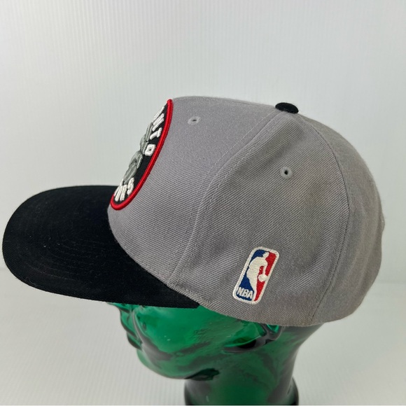 Mitchell & Ness Toronto Raptors NBA Licensed Snapback Grey/Black - Picture 2 of 8